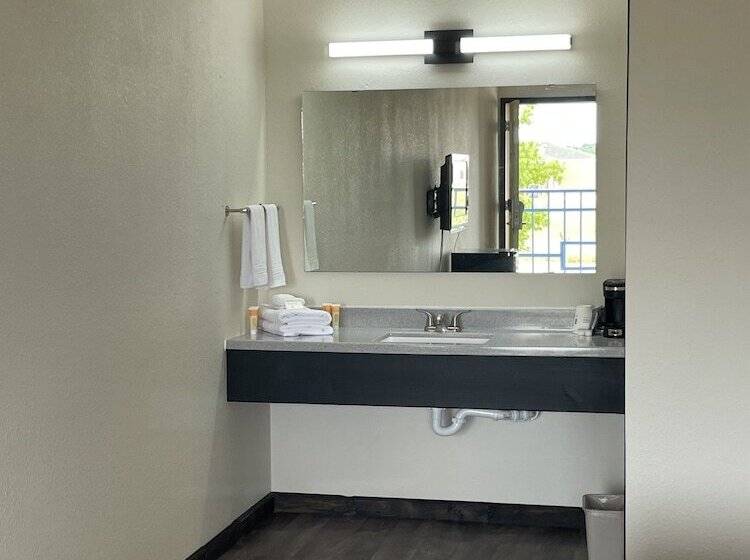 מוטל Cactus Inn & Suites