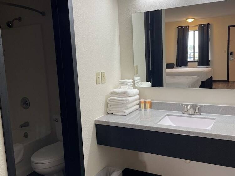 מוטל Cactus Inn & Suites