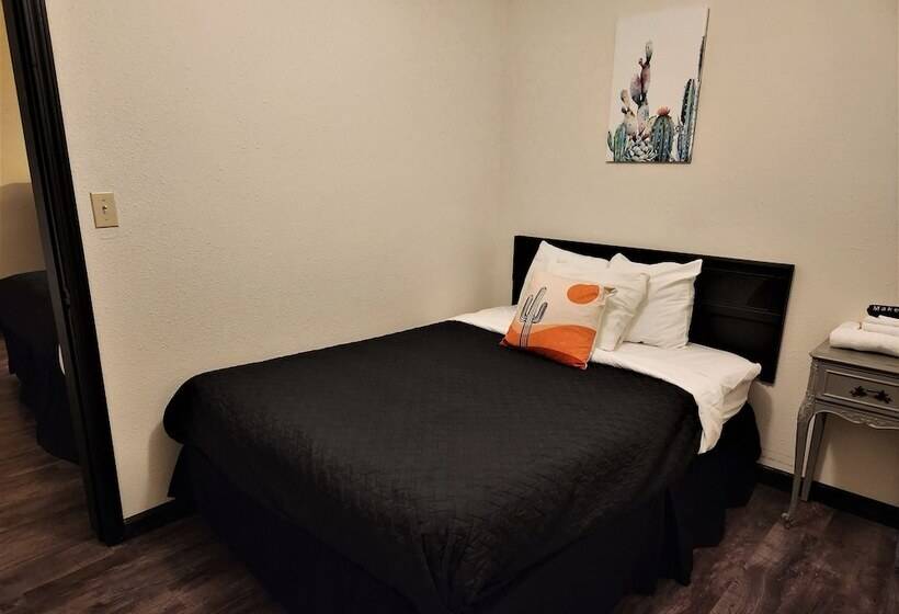 מוטל Cactus Inn & Suites