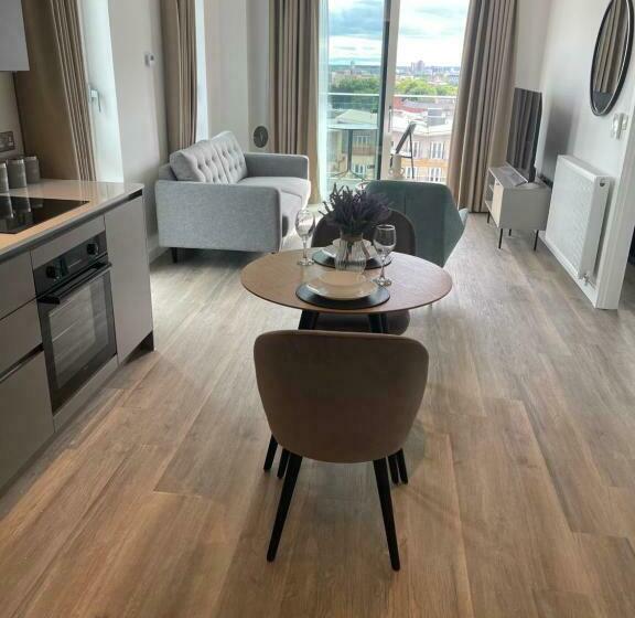 Free Parking 1 Bed Luxury Apartment, King Size Bed