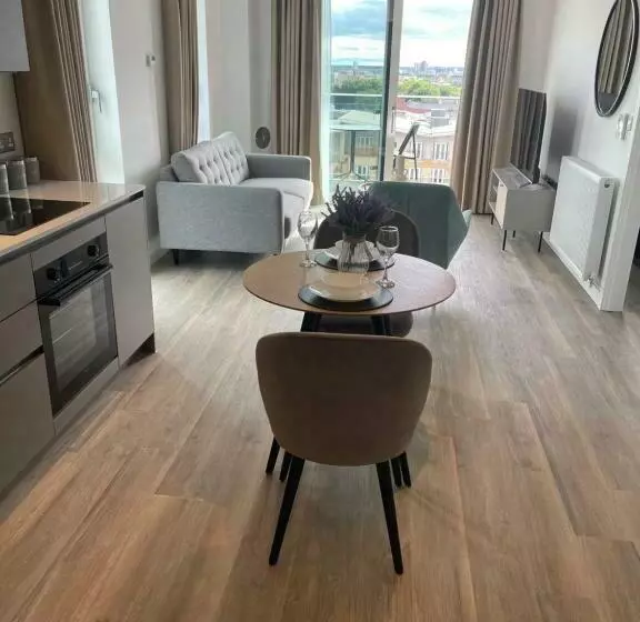 Free Parking 1 Bed Luxury Apartment, King Size Bed