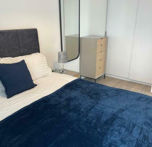 Free Parking 1 Bed Luxury Apartment, King Size Bed