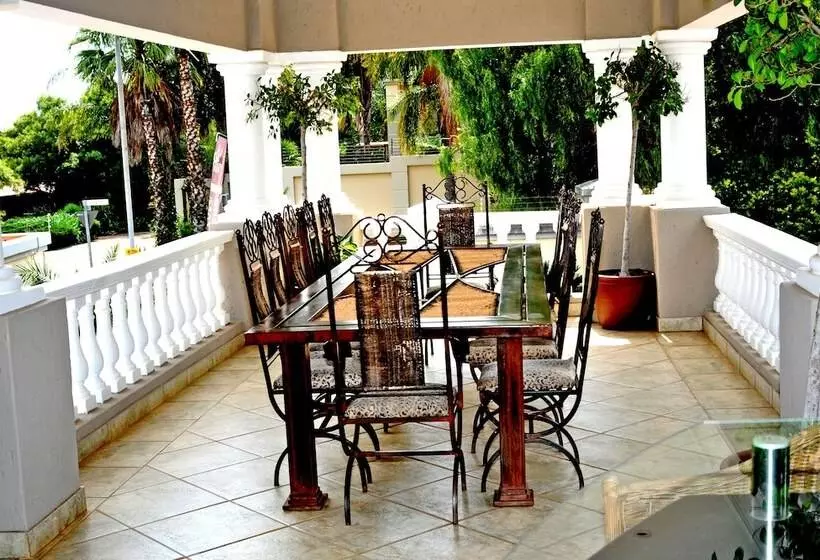تختخواب و صبحانه All Seasons Boutique