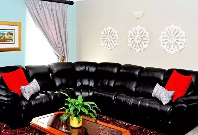 تختخواب و صبحانه All Seasons Boutique