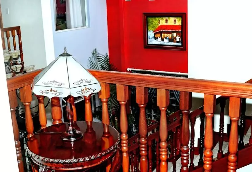 تختخواب و صبحانه All Seasons Boutique