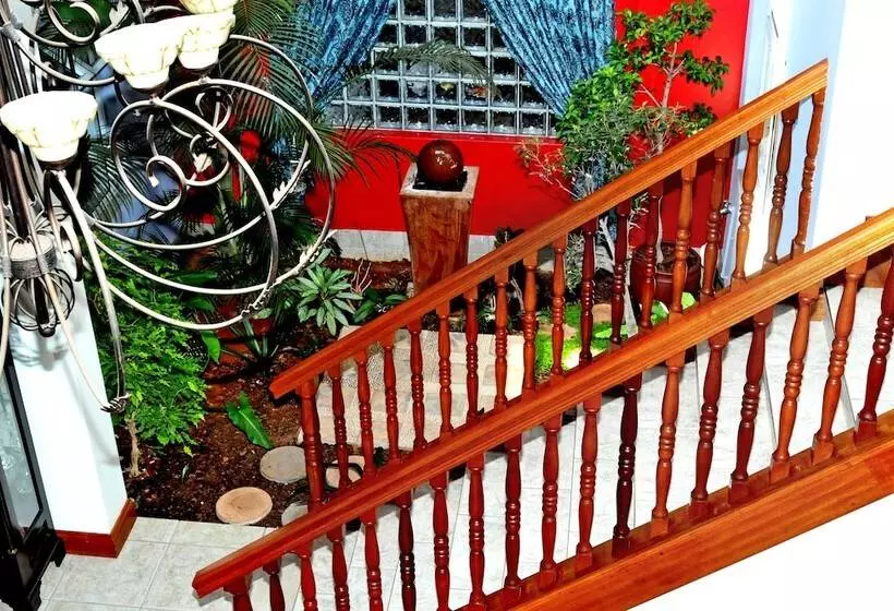 تختخواب و صبحانه All Seasons Boutique