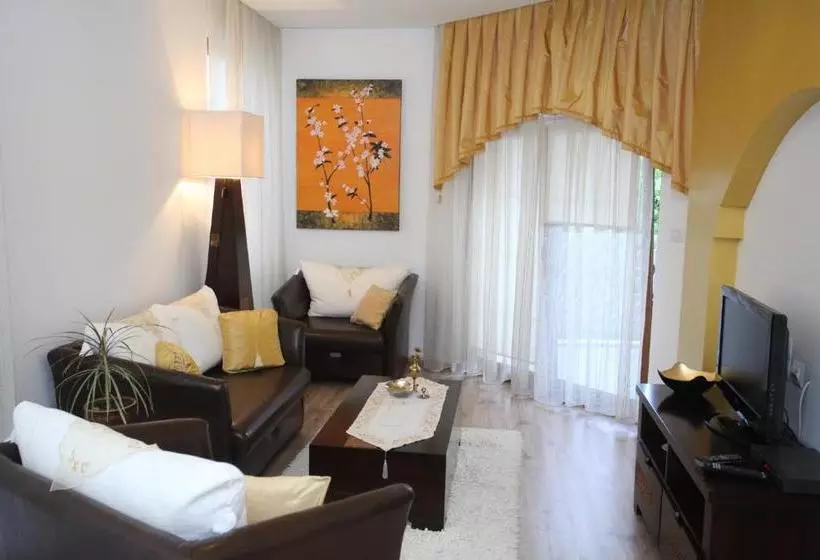 Familly Art Hotel Nirvana