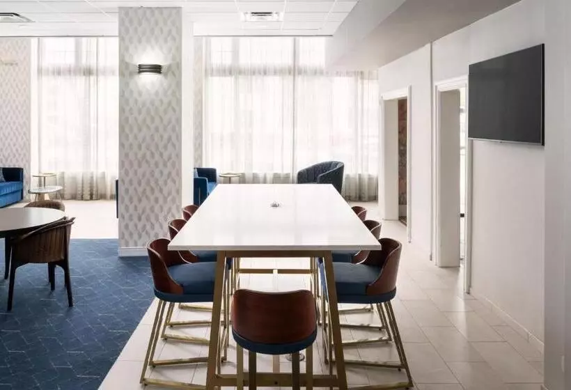 בית מלון כפרי Courtyard By Marriott St. Petersburg Downtown