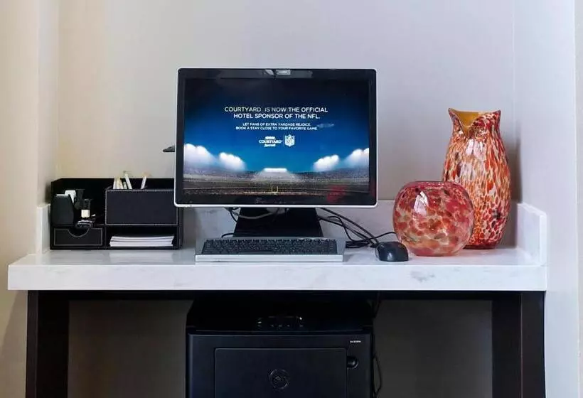 בית מלון כפרי Courtyard By Marriott St. Petersburg Downtown