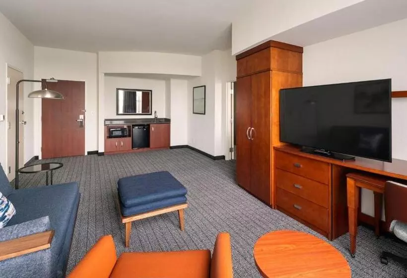 בית מלון כפרי Courtyard By Marriott St. Petersburg Downtown