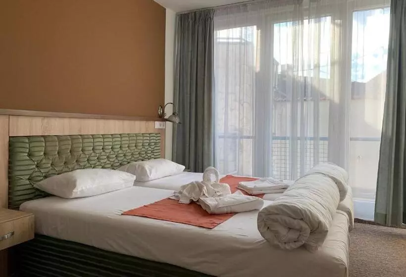 Отель Várfal Wellness Panzió