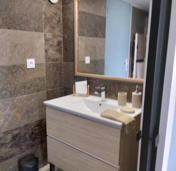 تختخواب و صبحانه Le Spot 577- Adults Only