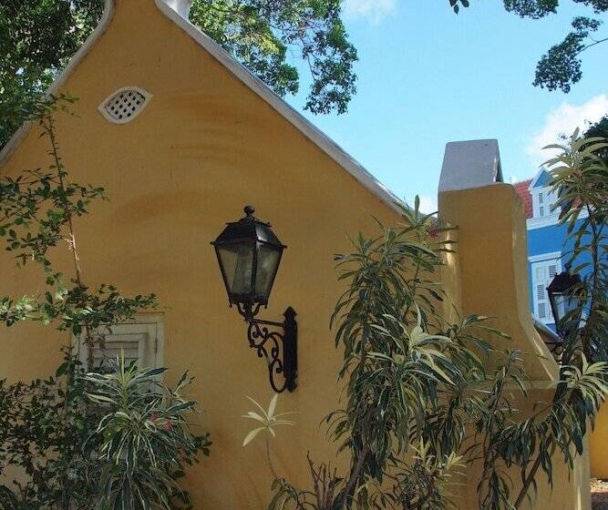 هتل Kura Botanica