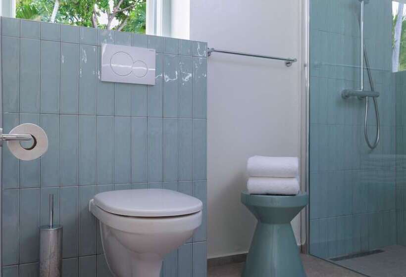 هتل Kura Botanica