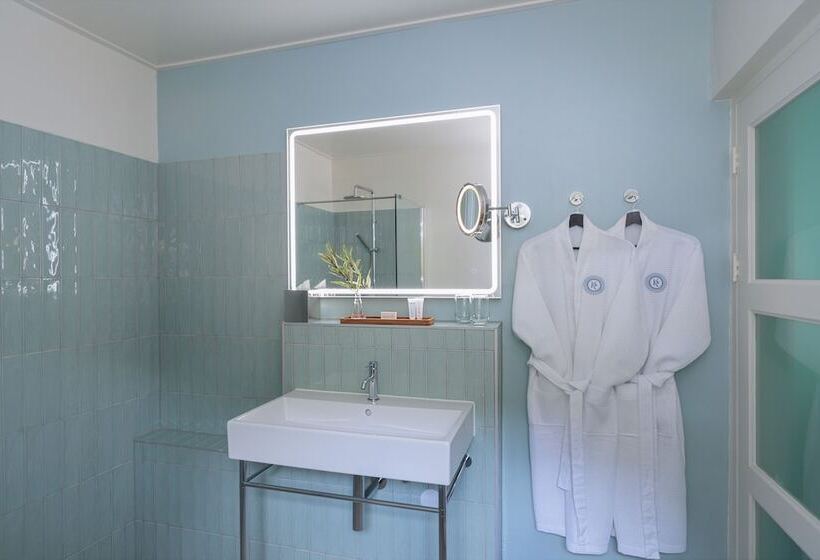 هتل Kura Botanica