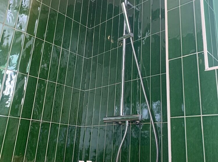 هتل Kura Botanica