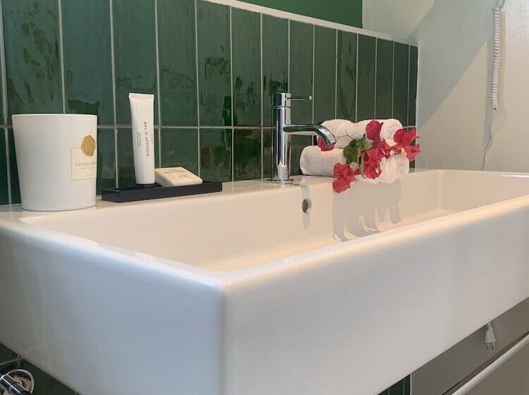 هتل Kura Botanica