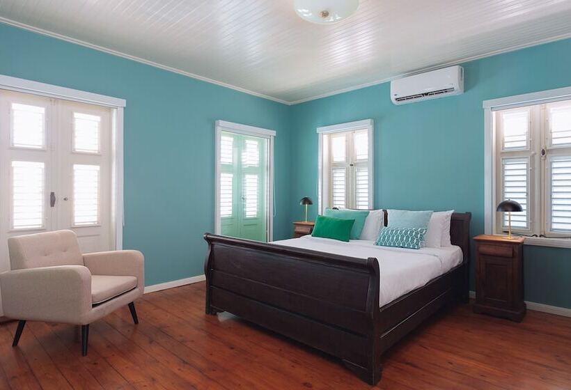 هتل Kura Botanica