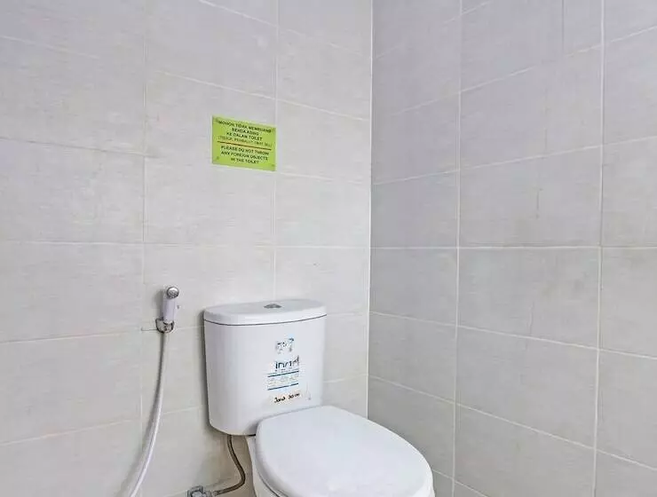 Hotelli Spot On 91523 Kenari Guesthouse