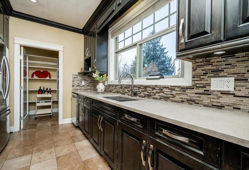 Hostel The Empress Palace