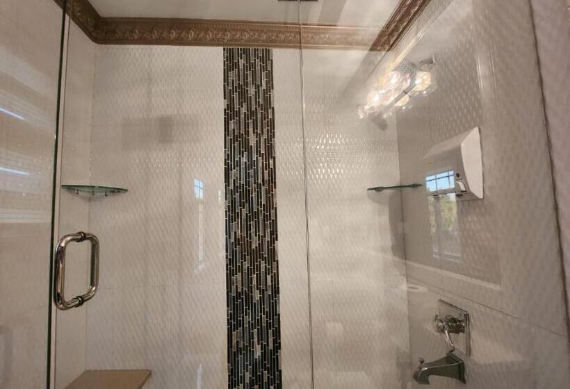 Hostel The Empress Palace