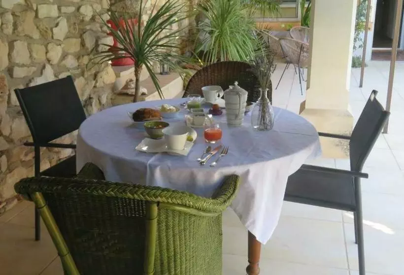 ベッドアンドブレックファースト Les Moineaux