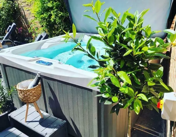 Hotelli Executive Suite With Private Hottub, Full Skytv In 600 Year Old Manor House