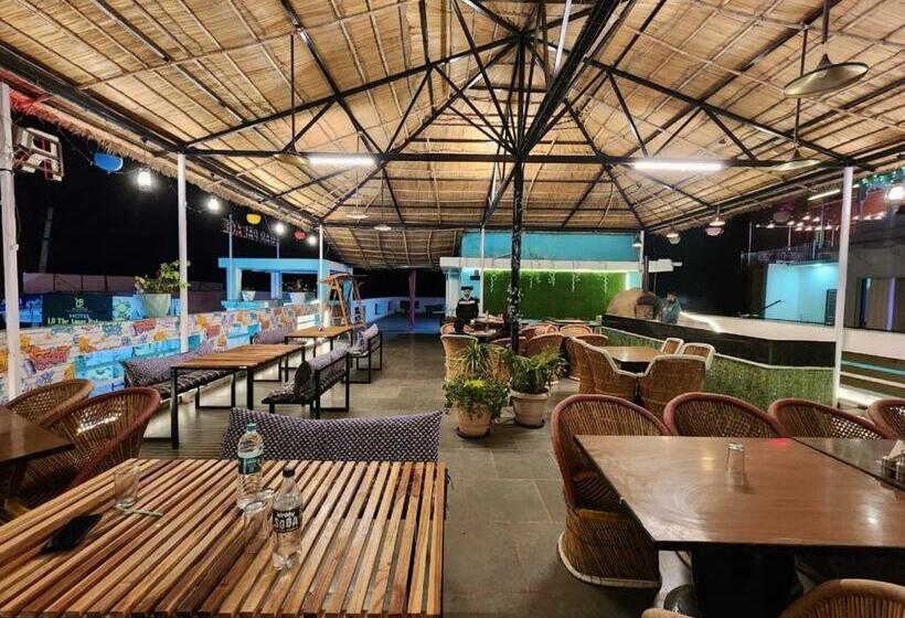 Отель Lb The Amar Palace