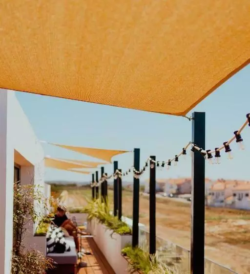 Hotelli The Salty Pelican Yoga & Surf Retreat