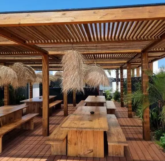 Hotelli The Salty Pelican Yoga & Surf Retreat