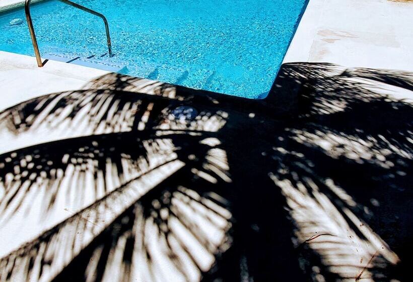 تختخواب و صبحانه Abaai Resort