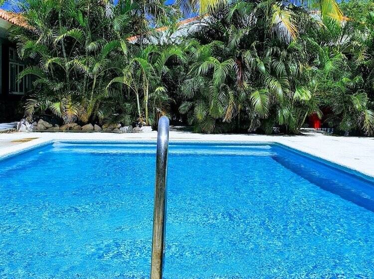 تختخواب و صبحانه Abaai Resort