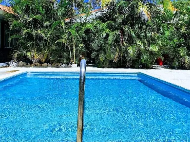 تختخواب و صبحانه Abaai Resort