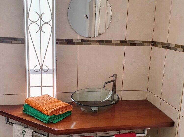 تختخواب و صبحانه Abaai Resort