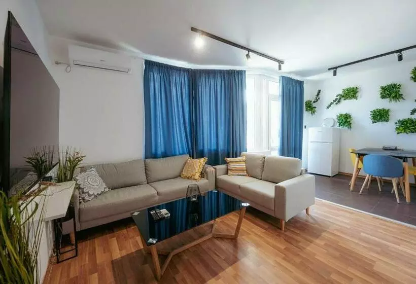 Luxury Art 4 Apartment