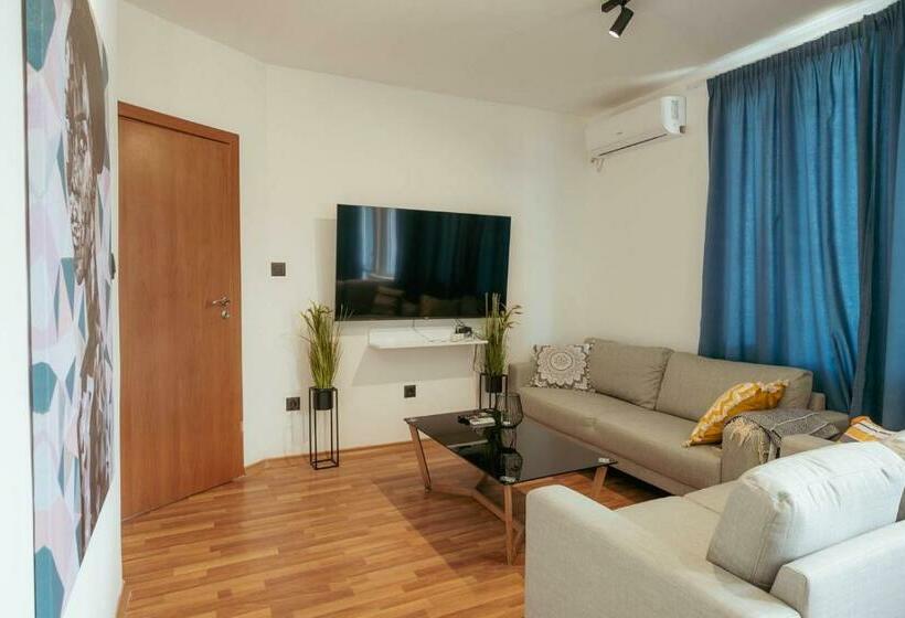 Luxury Art 4 Apartment