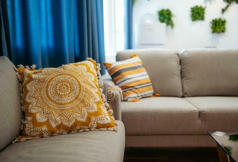 Luxury Art 4 Apartment