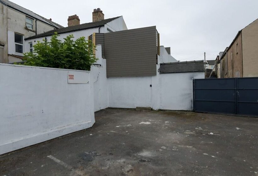 Hot Tub Jacuzzi On Private Terrace Free Gated Parking Sleeps 8