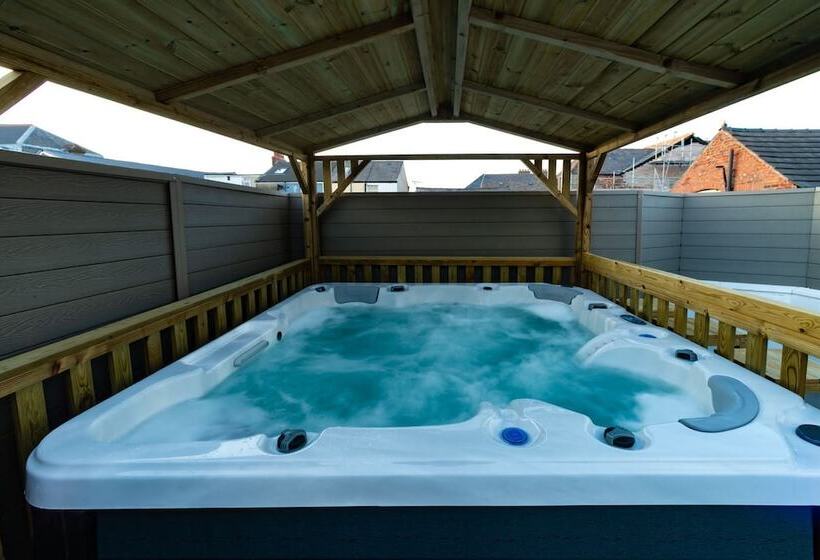 Hot Tub Jacuzzi On Private Terrace Free Gated Parking Sleeps 8