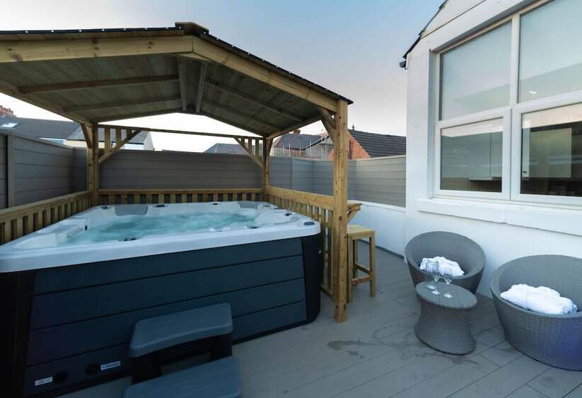 Hot Tub Jacuzzi On Private Terrace Free Gated Parking Sleeps 8