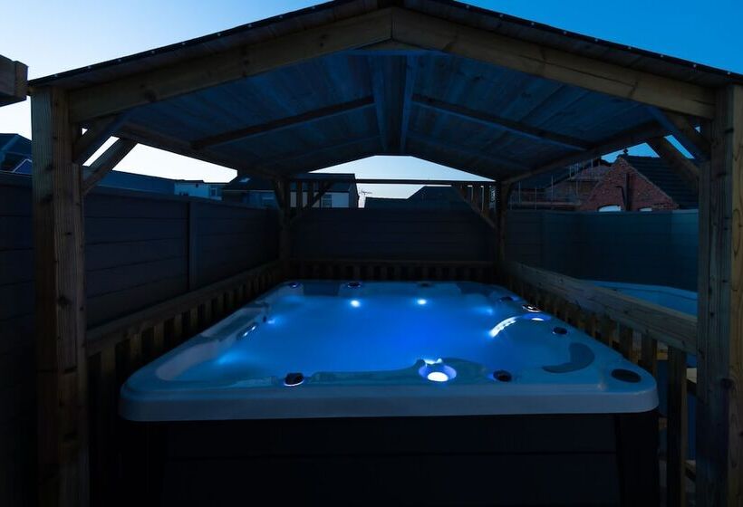 Hot Tub Jacuzzi On Private Terrace Free Gated Parking Sleeps 8