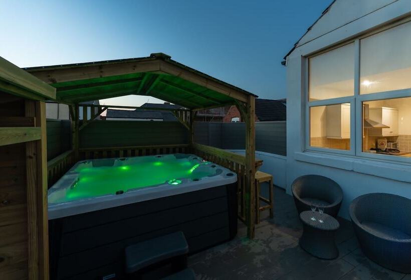 Hot Tub Jacuzzi On Private Terrace Free Gated Parking Sleeps 8