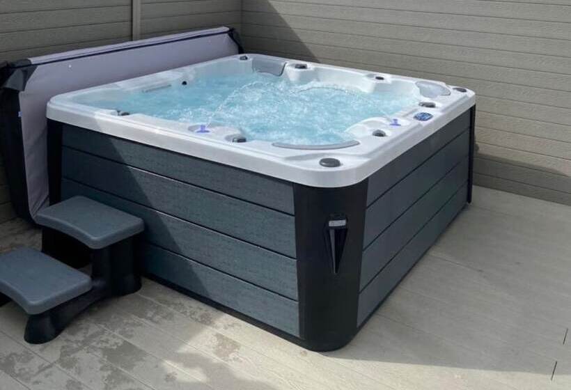Hot Tub Jacuzzi On Private Terrace Free Gated Parking Sleeps 8