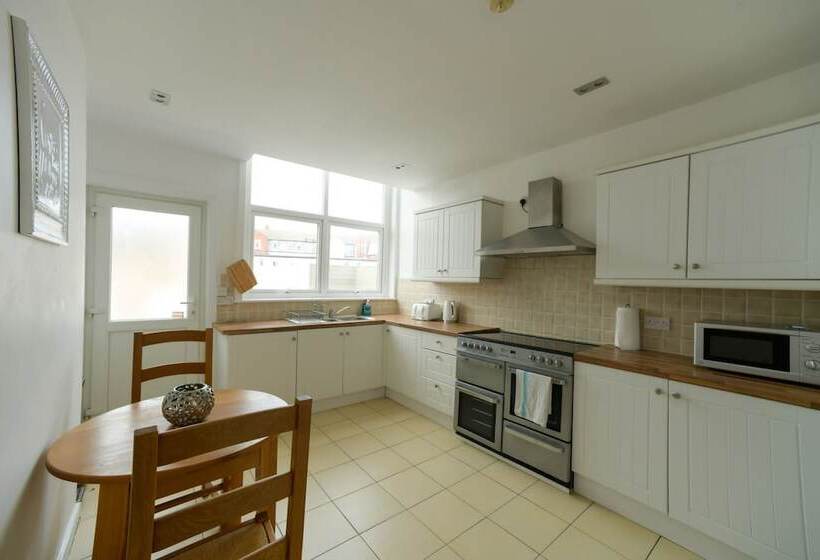 Hot Tub Jacuzzi On Private Terrace Free Gated Parking Sleeps 8