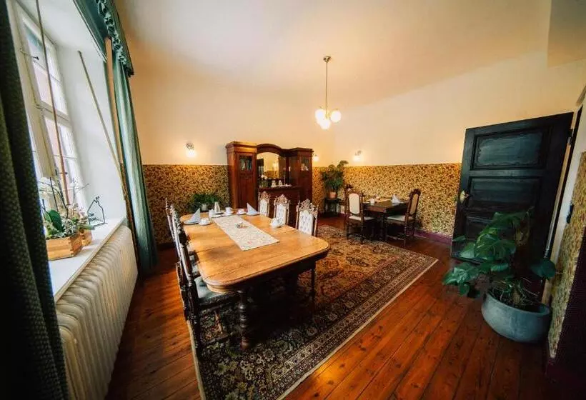 Majatalo Haus Till E