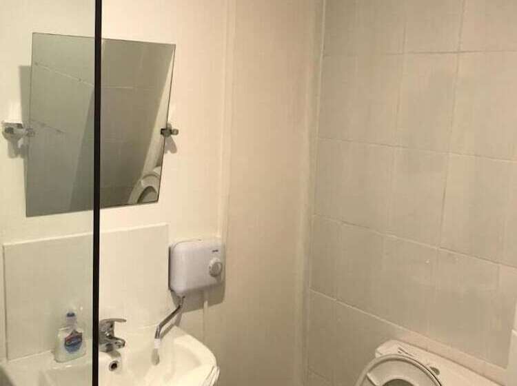 호텔 Whitburn House