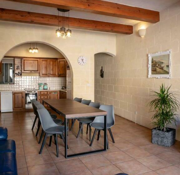 تختخواب و صبحانه Moonshine Villa