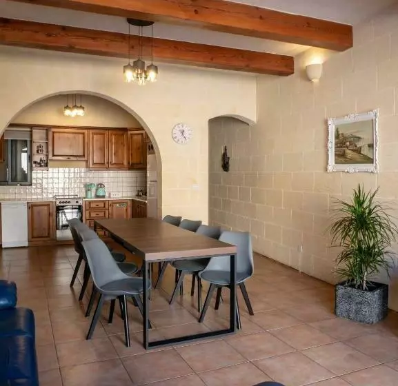 تختخواب و صبحانه Moonshine Villa
