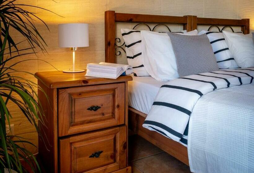 تختخواب و صبحانه Moonshine Villa