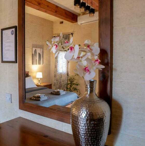 تختخواب و صبحانه Moonshine Villa